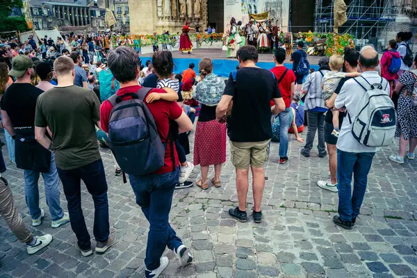 Reims, Fransa, 31 Mayıs 2025 Turistler, Jean d 'Arc önderliğindeki Charles VII' nin taç giyme törenine 17 Temmuz 1429 'da Reims Katedrali' nde katıldılar..
