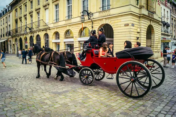 Reims, Fransa, 31 Mayıs 2025 Eğlence, Jean d 'Arc önderliğindeki Charles VII' nin taç giyme töreninde 17 Temmuz 1429 'da Reims' de gerçekleşti..