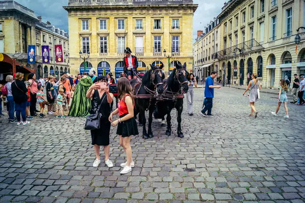 Reims, Fransa, 31 Mayıs 2025 Eğlence, Jean d 'Arc önderliğindeki Charles VII' nin taç giyme töreninde 17 Temmuz 1429 'da Reims' de gerçekleşti..