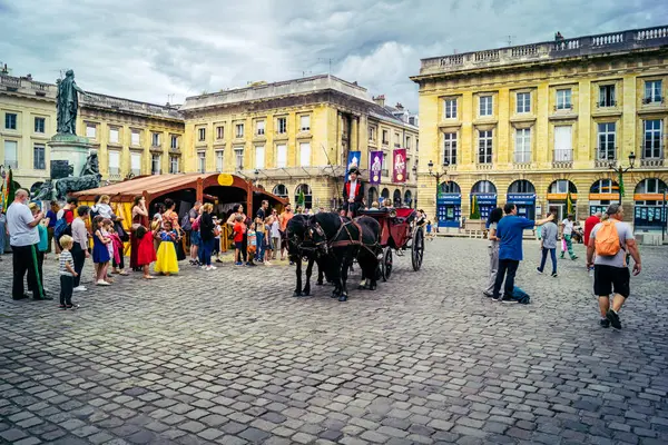 Reims, Fransa, 31 Mayıs 2025 Eğlence, Jean d 'Arc önderliğindeki Charles VII' nin taç giyme töreninde 17 Temmuz 1429 'da Reims' de gerçekleşti..