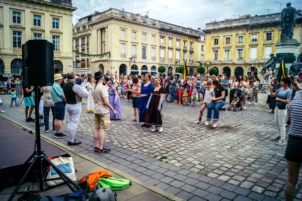 Reims, Fransa, 31 Mayıs 2025 Eğlence, Jean d 'Arc önderliğindeki Charles VII' nin taç giyme töreninde 17 Temmuz 1429 'da Reims' de gerçekleşti..