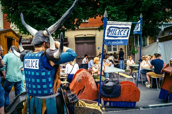 Reims, Fransa, 31 Mayıs 2025 Eğlence, Jean d 'Arc önderliğindeki Charles VII' nin taç giyme töreninde 17 Temmuz 1429 'da Reims' de gerçekleşti..