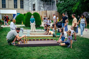 Reims, Fransa, 31 Mayıs 2025 Eğlence, Jean d 'Arc önderliğindeki Charles VII' nin taç giyme töreninde 17 Temmuz 1429 'da Reims' de gerçekleşti..