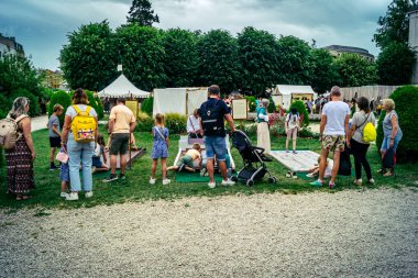 Reims, Fransa, 31 Mayıs 2025 Eğlence, Jean d 'Arc önderliğindeki Charles VII' nin taç giyme töreninde 17 Temmuz 1429 'da Reims' de gerçekleşti..