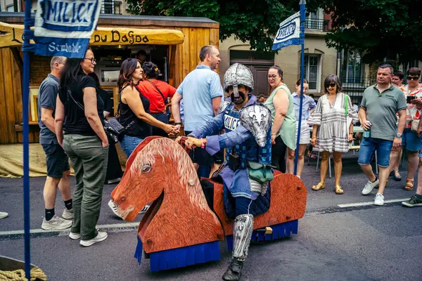 Reims, Fransa, 31 Mayıs 2025 Eğlence, Jean d 'Arc önderliğindeki Charles VII' nin taç giyme töreninde 17 Temmuz 1429 'da Reims' de gerçekleşti..