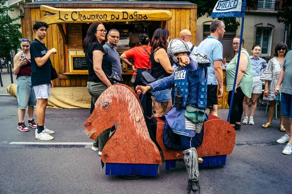 Reims, Fransa, 31 Mayıs 2025 Eğlence, Jean d 'Arc önderliğindeki Charles VII' nin taç giyme töreninde 17 Temmuz 1429 'da Reims' de gerçekleşti..