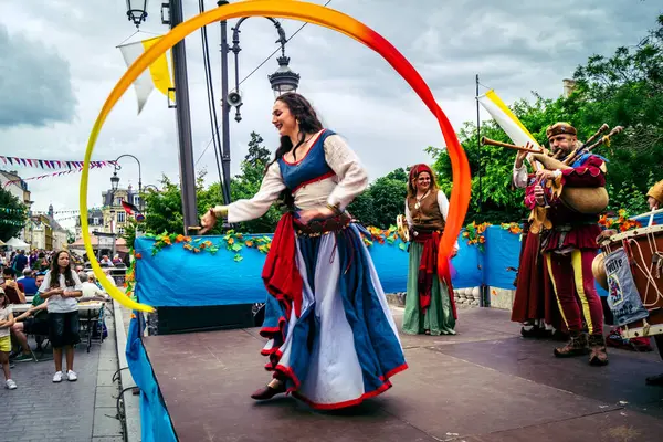 Reims, Fransa, 31 Mayıs 2025 Eğlence, Jean d 'Arc önderliğindeki Charles VII' nin taç giyme töreninde 17 Temmuz 1429 'da Reims' de gerçekleşti..