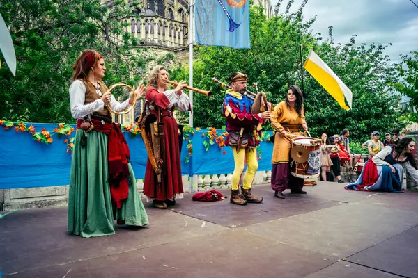 Reims, Fransa, 31 Mayıs 2025 Eğlence, Jean d 'Arc önderliğindeki Charles VII' nin taç giyme töreninde 17 Temmuz 1429 'da Reims' de gerçekleşti..