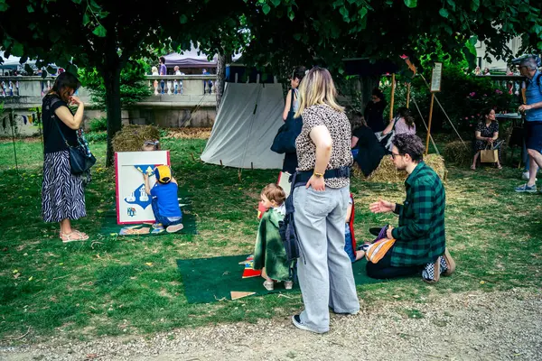 Reims, Fransa, 31 Mayıs 2025 Eğlence, Jean d 'Arc önderliğindeki Charles VII' nin taç giyme töreninde 17 Temmuz 1429 'da Reims' de gerçekleşti..