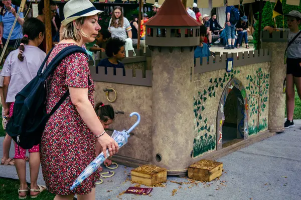 Reims, Fransa, 31 Mayıs 2025 Eğlence, Jean d 'Arc önderliğindeki Charles VII' nin taç giyme töreninde 17 Temmuz 1429 'da Reims' de gerçekleşti..