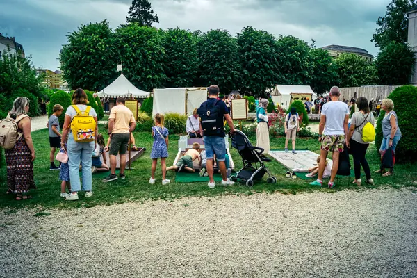 Reims, Fransa, 31 Mayıs 2025 Eğlence, Jean d 'Arc önderliğindeki Charles VII' nin taç giyme töreninde 17 Temmuz 1429 'da Reims' de gerçekleşti..