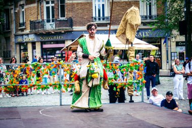 Reims, Fransa, 31 Mayıs 2025 Eğlence, Jean d 'Arc önderliğindeki Charles VII' nin taç giyme töreninde 17 Temmuz 1429 'da Reims' de gerçekleşti..