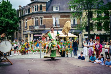 Reims, Fransa, 31 Mayıs 2025 Eğlence, Jean d 'Arc önderliğindeki Charles VII' nin taç giyme töreninde 17 Temmuz 1429 'da Reims' de gerçekleşti..