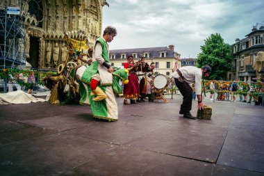 Reims, Fransa, 31 Mayıs 2025 Eğlence, Jean d 'Arc önderliğindeki Charles VII' nin taç giyme töreninde 17 Temmuz 1429 'da Reims' de gerçekleşti..
