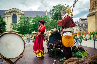 Reims, Fransa, 31 Mayıs 2025 Eğlence, Jean d 'Arc önderliğindeki Charles VII' nin taç giyme töreninde 17 Temmuz 1429 'da Reims' de gerçekleşti..