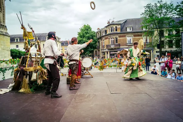 Reims, Fransa, 31 Mayıs 2025 Eğlence, Jean d 'Arc önderliğindeki Charles VII' nin taç giyme töreninde 17 Temmuz 1429 'da Reims' de gerçekleşti..