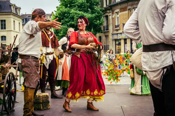 Reims, Fransa, 31 Mayıs 2025 Eğlence, Jean d 'Arc önderliğindeki Charles VII' nin taç giyme töreninde 17 Temmuz 1429 'da Reims' de gerçekleşti..