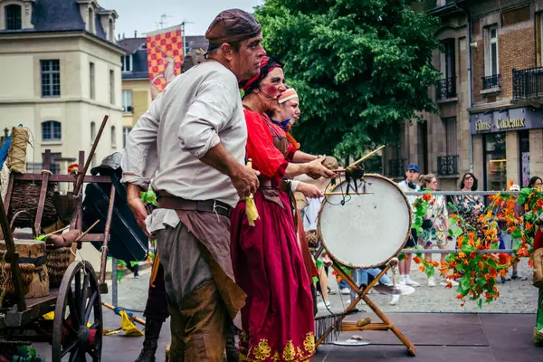 Reims, Fransa, 31 Mayıs 2025 Eğlence, Jean d 'Arc önderliğindeki Charles VII' nin taç giyme töreninde 17 Temmuz 1429 'da Reims' de gerçekleşti..