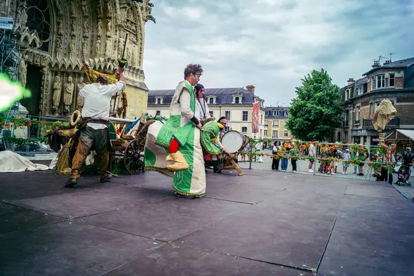 Reims, Fransa, 31 Mayıs 2025 Eğlence, Jean d 'Arc önderliğindeki Charles VII' nin taç giyme töreninde 17 Temmuz 1429 'da Reims' de gerçekleşti..