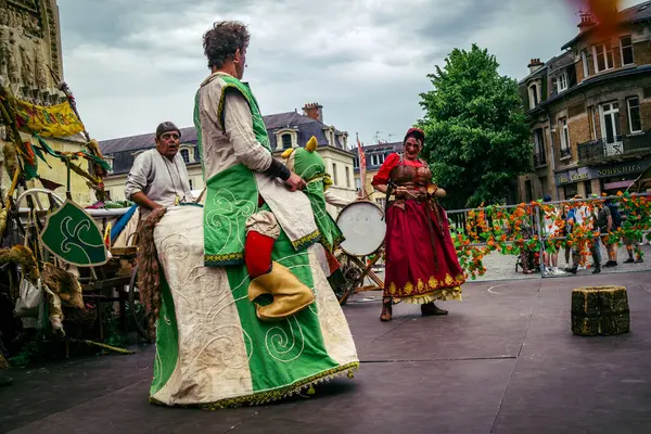 Reims, Fransa, 31 Mayıs 2025 Eğlence, Jean d 'Arc önderliğindeki Charles VII' nin taç giyme töreninde 17 Temmuz 1429 'da Reims' de gerçekleşti..