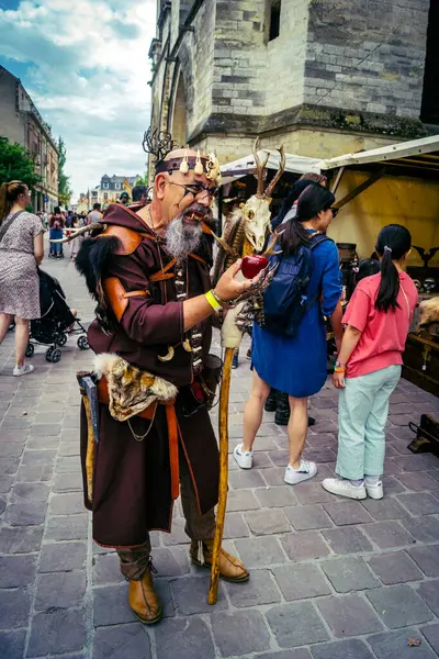 Reims, Fransa, 31 Mayıs 2025 Eğlence, Jean d 'Arc önderliğindeki Charles VII' nin taç giyme töreninde 17 Temmuz 1429 'da Reims' de gerçekleşti..