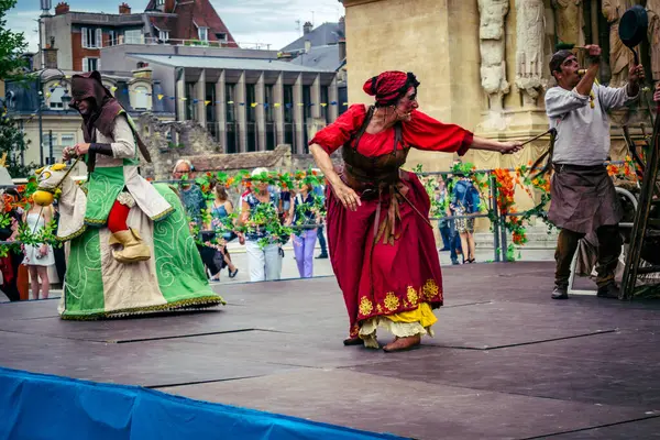 Reims, Fransa, 31 Mayıs 2025 Eğlence, Jean d 'Arc önderliğindeki Charles VII' nin taç giyme töreninde 17 Temmuz 1429 'da Reims' de gerçekleşti..