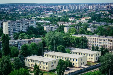 Kharkiv, Ukrayna, 5 Haziran 2025 Kharkiv Panoramik görünümü alarm sesleri ve Rus füzeleri ve insansız hava araçları şehre yaklaşıyor. Hava savunma sistemleri etkinleştirildi ve saldırıya hazırlanıyor..