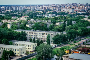 Kharkiv, Ukrayna, 5 Haziran 2025 Kharkiv Panoramik görünümü alarm sesleri ve Rus füzeleri ve insansız hava araçları şehre yaklaşıyor. Hava savunma sistemleri etkinleştirildi ve saldırıya hazırlanıyor..