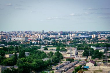 Kharkiv, Ukrayna, 5 Haziran 2025 Kharkiv Panoramik görünümü alarm sesleri ve Rus füzeleri ve insansız hava araçları şehre yaklaşıyor. Hava savunma sistemleri etkinleştirildi ve saldırıya hazırlanıyor..