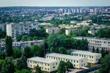 Kharkiv, Ukrayna, 5 Haziran 2025 Kharkiv Panoramik görünümü alarm sesleri ve Rus füzeleri ve insansız hava araçları şehre yaklaşıyor. Hava savunma sistemleri etkinleştirildi ve saldırıya hazırlanıyor..