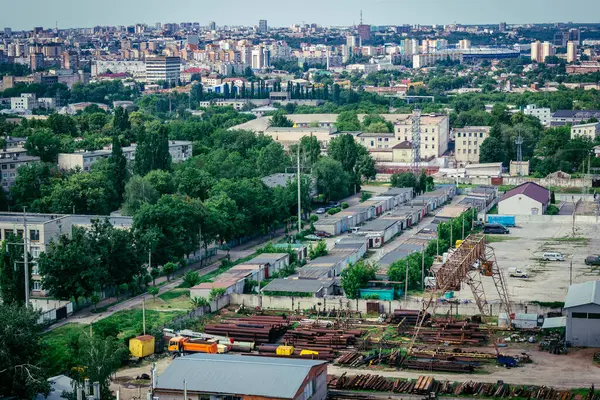 Kharkiv, Ukrayna, 5 Haziran 2025 Kharkiv Panoramik görünümü alarm sesleri ve Rus füzeleri ve insansız hava araçları şehre yaklaşıyor. Hava savunma sistemleri etkinleştirildi ve saldırıya hazırlanıyor..