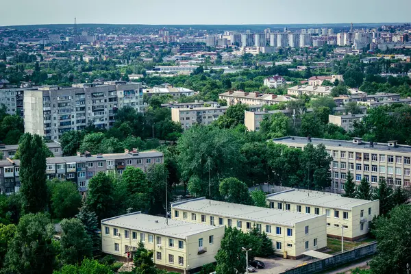Kharkiv, Ukrayna, 5 Haziran 2025 Kharkiv Panoramik görünümü alarm sesleri ve Rus füzeleri ve insansız hava araçları şehre yaklaşıyor. Hava savunma sistemleri etkinleştirildi ve saldırıya hazırlanıyor..
