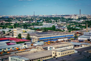 Kharkiv, Ukrayna, 5 Haziran 2025 Kharkiv Panoramik görünümü alarm sesleri ve Rus füzeleri ve insansız hava araçları şehre yaklaşıyor. Hava savunma sistemleri etkinleştirildi ve saldırıya hazırlanıyor..