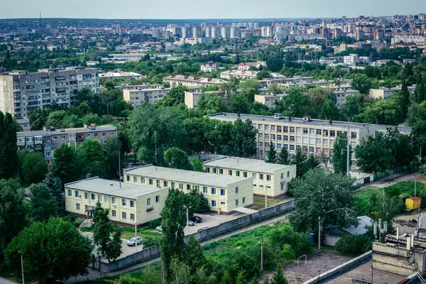 Kharkiv, Ukrayna, 5 Haziran 2025 Kharkiv Panoramik görünümü alarm sesleri ve Rus füzeleri ve insansız hava araçları şehre yaklaşıyor. Hava savunma sistemleri etkinleştirildi ve saldırıya hazırlanıyor..