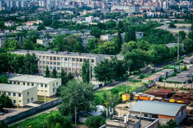 Kharkiv, Ukrayna, 5 Haziran 2025 Kharkiv Panoramik görünümü alarm sesleri ve Rus füzeleri ve insansız hava araçları şehre yaklaşıyor. Hava savunma sistemleri etkinleştirildi ve saldırıya hazırlanıyor..