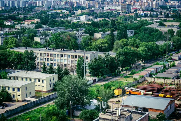 Kharkiv, Ukrayna, 5 Haziran 2025 Kharkiv Panoramik görünümü alarm sesleri ve Rus füzeleri ve insansız hava araçları şehre yaklaşıyor. Hava savunma sistemleri etkinleştirildi ve saldırıya hazırlanıyor..