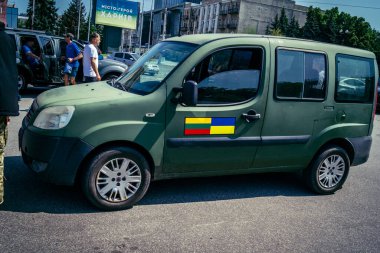 Kharkiv, Ukrayna, Haziran 06, 2025 Litvanyalı Virgilijus Eidimtas Ukrayna silahlı kuvvetlerine iki ambulans ve üç araba bağışladı. Araçları tugaylar tarafından kullanılmak üzere Harkiv 'e kendisi teslim etti..