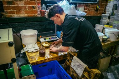 Kharkiv, Ukrayna, Haziran 06, 2025 Palyanica yardım derneğinden gönüllüler Ukrayna askerleri için ev yapımı yemekler pişirdiler. Bazı yemekler İHA 'larla savaş bölgelerine teslim edilmek üzere pişirilir..