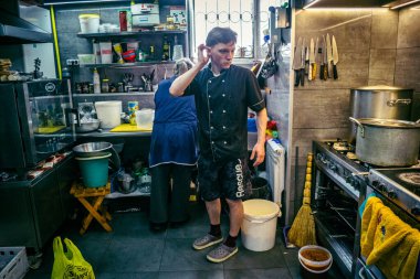 Kharkiv, Ukrayna, Haziran 06, 2025 Palyanica yardım derneğinden gönüllüler Ukrayna askerleri için ev yapımı yemekler pişirdiler. Bazı yemekler İHA 'larla savaş bölgelerine teslim edilmek üzere pişirilir..