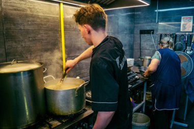 Kharkiv, Ukrayna, Haziran 06, 2025 Palyanica yardım derneğinden gönüllüler Ukrayna askerleri için ev yapımı yemekler pişirdiler. Bazı yemekler İHA 'larla savaş bölgelerine teslim edilmek üzere pişirilir..