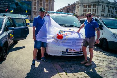 Kharkiv, Ukrayna, Haziran 06, 2025 Litvanyalı Virgilijus Eidimtas Ukrayna silahlı kuvvetlerine iki ambulans ve üç araba bağışladı. Araçları tugaylar tarafından kullanılmak üzere Harkiv 'e kendisi teslim etti..