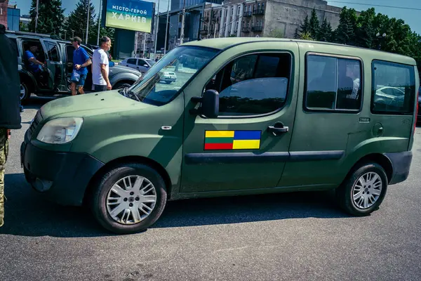 Kharkiv, Ukrayna, Haziran 06, 2025 Litvanyalı Virgilijus Eidimtas Ukrayna silahlı kuvvetlerine iki ambulans ve üç araba bağışladı. Araçları tugaylar tarafından kullanılmak üzere Harkiv 'e kendisi teslim etti..