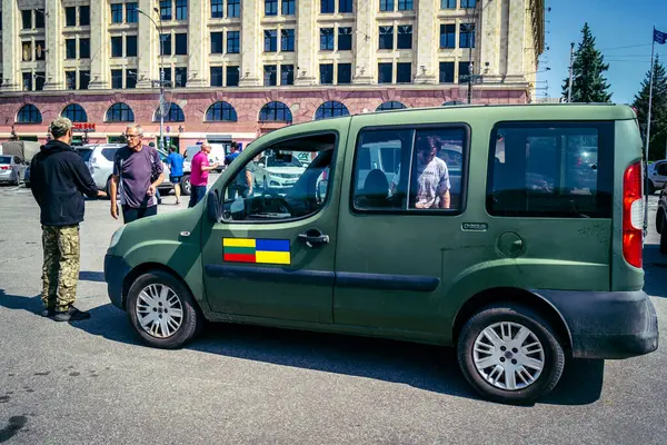 Kharkiv, Ukrayna, Haziran 06, 2025 Litvanyalı Virgilijus Eidimtas Ukrayna silahlı kuvvetlerine iki ambulans ve üç araba bağışladı. Araçları tugaylar tarafından kullanılmak üzere Harkiv 'e kendisi teslim etti..