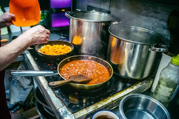 Kharkiv, Ukrayna, Haziran 06, 2025 Palyanica yardım derneğinden gönüllüler Ukrayna askerleri için ev yapımı yemekler pişirdiler. Bazı yemekler İHA 'larla savaş bölgelerine teslim edilmek üzere pişirilir..