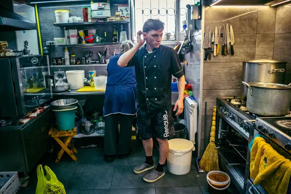 Kharkiv, Ukrayna, Haziran 06, 2025 Palyanica yardım derneğinden gönüllüler Ukrayna askerleri için ev yapımı yemekler pişirdiler. Bazı yemekler İHA 'larla savaş bölgelerine teslim edilmek üzere pişirilir..