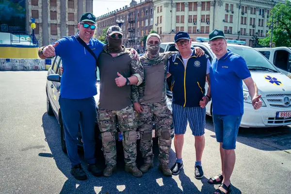 Kharkiv, Ukrayna, Haziran 06, 2025 Litvanyalı Virgilijus Eidimtas Ukrayna silahlı kuvvetlerine iki ambulans ve üç araba bağışladı. Araçları tugaylar tarafından kullanılmak üzere Harkiv 'e kendisi teslim etti..