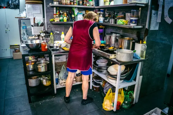 Kharkiv, Ukrayna, Haziran 06, 2025 Palyanica yardım derneğinden gönüllüler Ukrayna askerleri için ev yapımı yemekler pişirdiler. Bazı yemekler İHA 'larla savaş bölgelerine teslim edilmek üzere pişirilir..