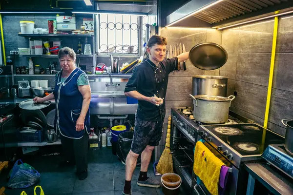 Kharkiv, Ukrayna, Haziran 06, 2025 Palyanica yardım derneğinden gönüllüler Ukrayna askerleri için ev yapımı yemekler pişirdiler. Bazı yemekler İHA 'larla savaş bölgelerine teslim edilmek üzere pişirilir..