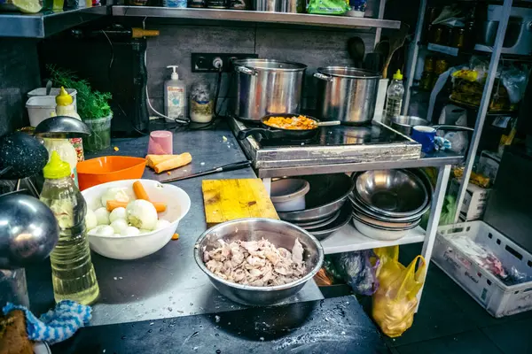 Kharkiv, Ukrayna, Haziran 06, 2025 Palyanica yardım derneğinden gönüllüler Ukrayna askerleri için ev yapımı yemekler pişirdiler. Bazı yemekler İHA 'larla savaş bölgelerine teslim edilmek üzere pişirilir..