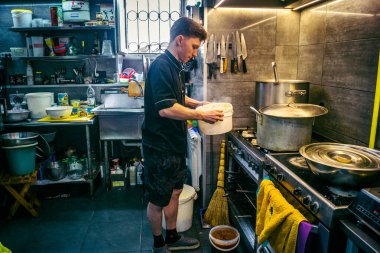 Kharkiv, Ukrayna, Haziran 06, 2025 Palyanica yardım derneğinden gönüllüler Ukrayna askerleri için ev yapımı yemekler pişirdiler. Bazı yemekler İHA 'larla savaş bölgelerine teslim edilmek üzere pişirilir..